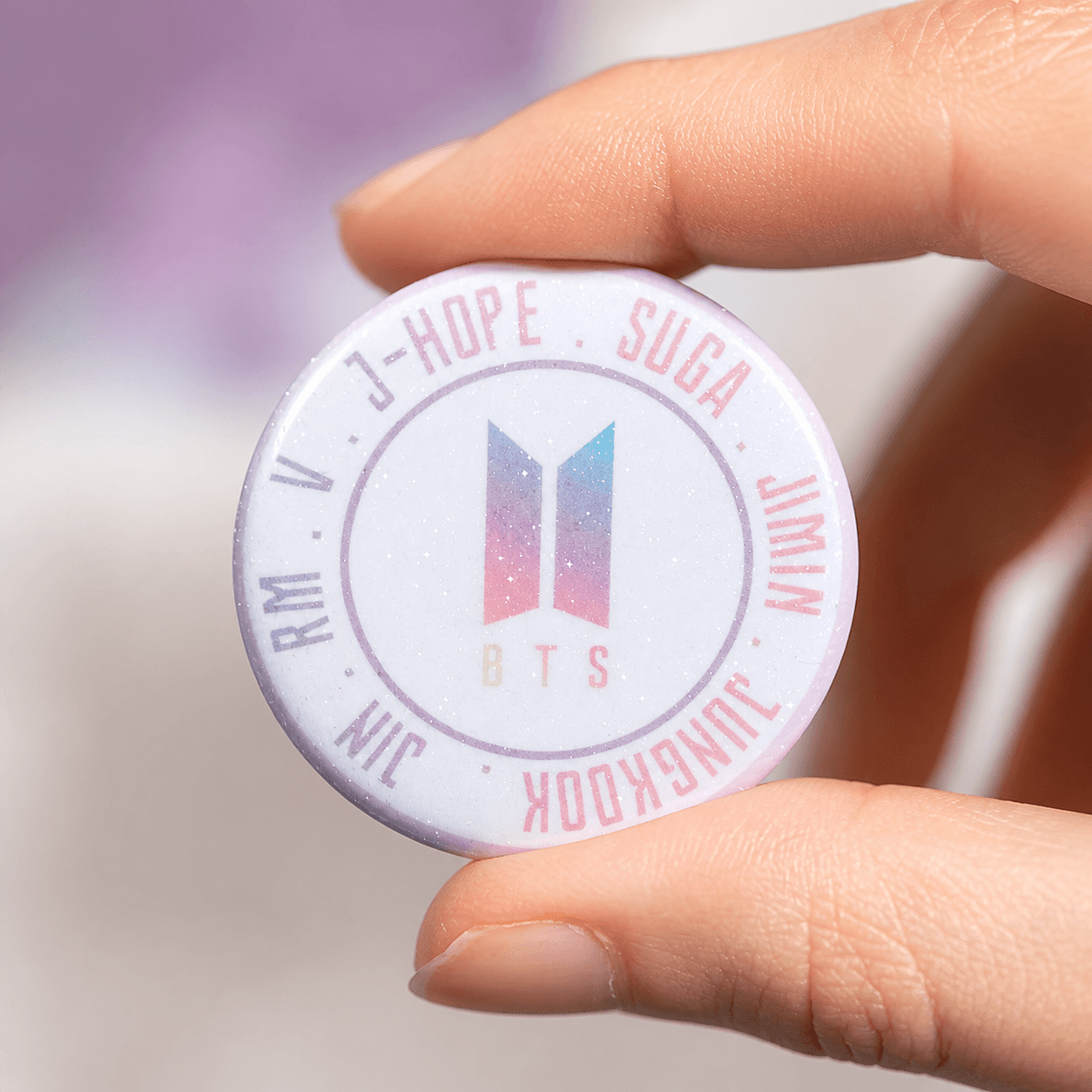 Botton Kpop Logo em Tons Pastel